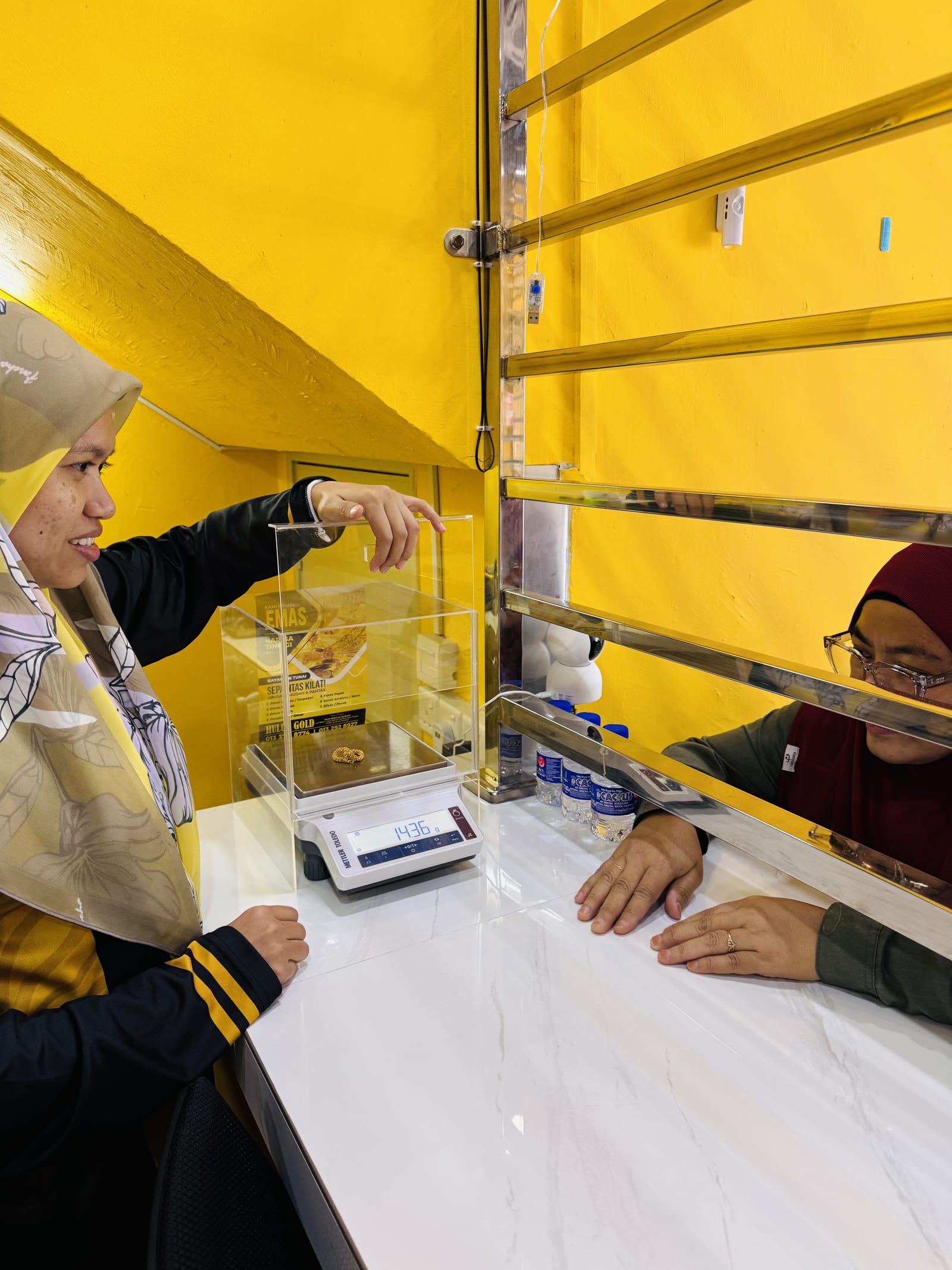 Timbang emas depan mata pelanggan Hulul Gold